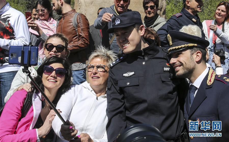 Des policiers italiens en patrouille sur la Grande Muraille