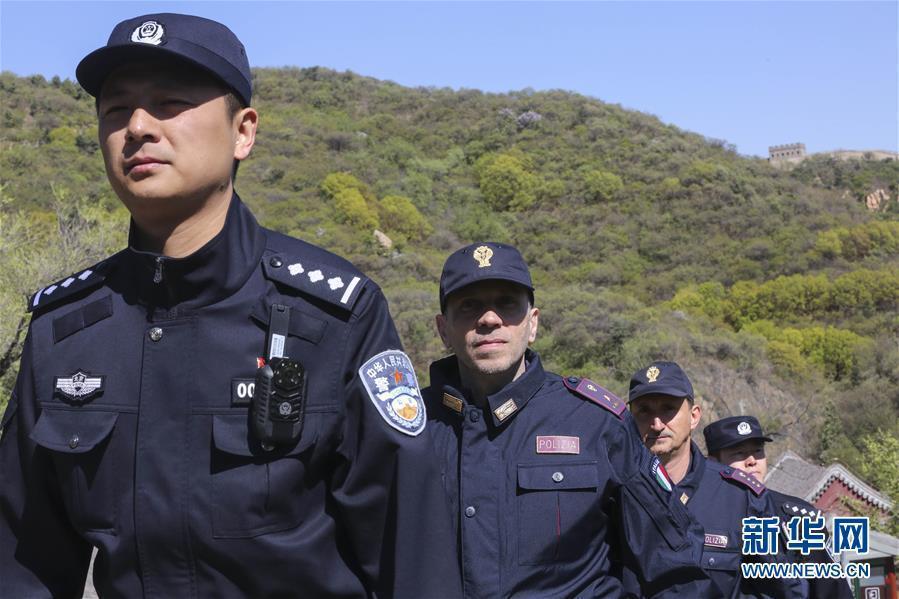 Des policiers italiens en patrouille sur la Grande Muraille