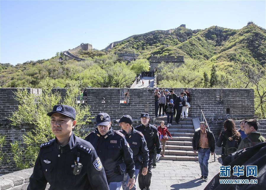 Des policiers italiens en patrouille sur la Grande Muraille