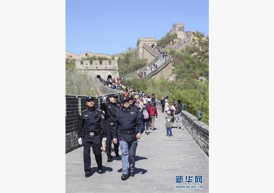 Des policiers italiens en patrouille sur la Grande Muraille