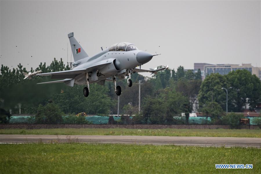 Vol inaugural de l'avion biplace chinois de combat et d'entra?nement JF-17B