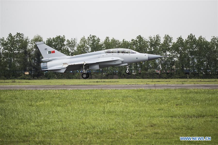 Vol inaugural de l'avion biplace chinois de combat et d'entra?nement JF-17B