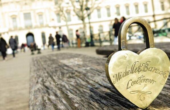 Aurait-on retrouvé le cadenas d'amour des Obama sur le Pont des Arts de Paris ?