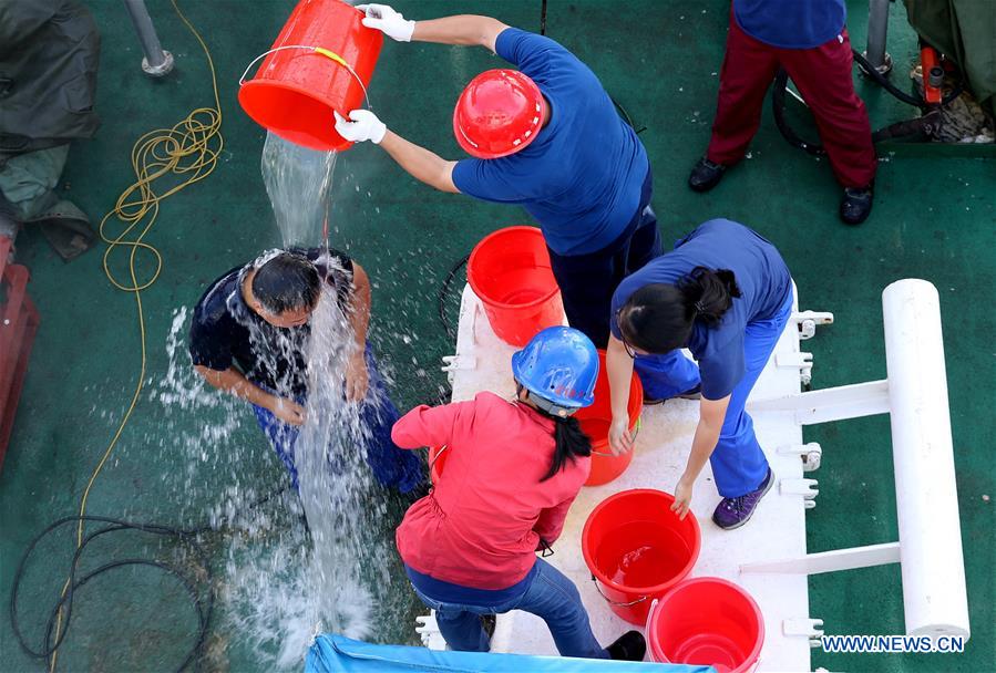 Le submersible Jiaolong ramène un échantillon de mont sous-marin en mer de Chine méridionale