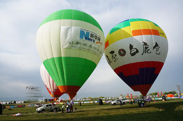 Début des activités du premier carnaval des montgolfières de Xi'an