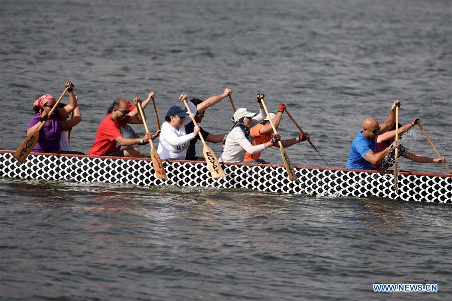 Des bateaux-dragons chinois sur le Nil