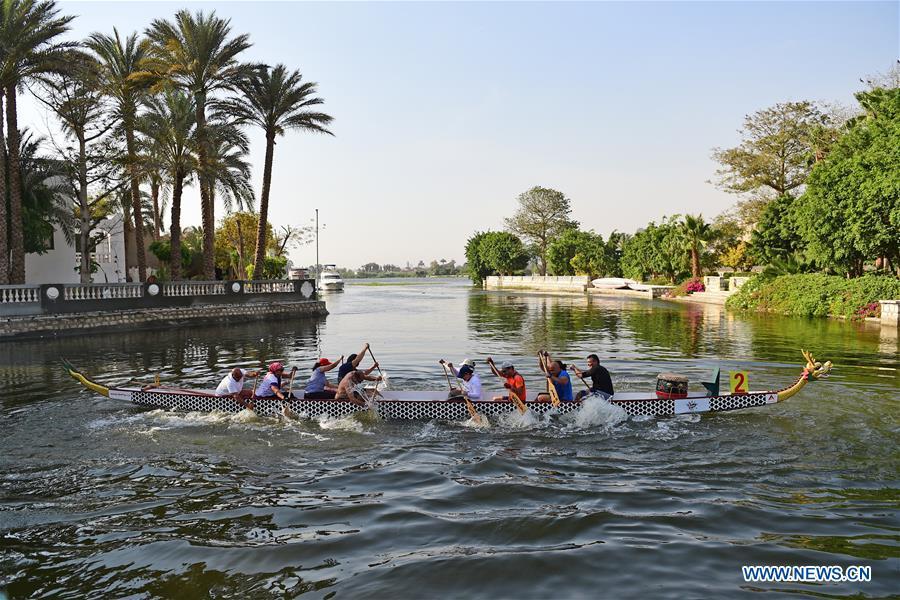 Des bateaux-dragons chinois sur le Nil