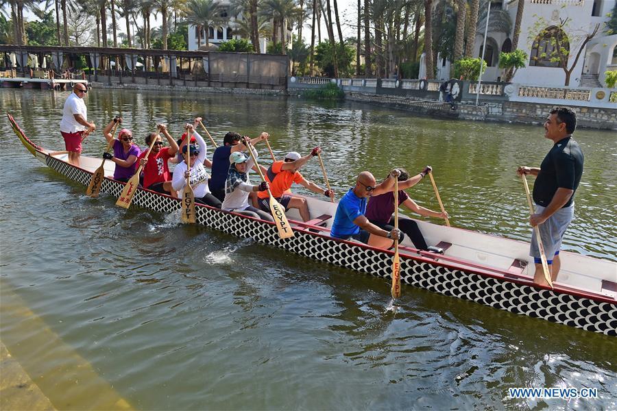 Des bateaux-dragons chinois sur le Nil