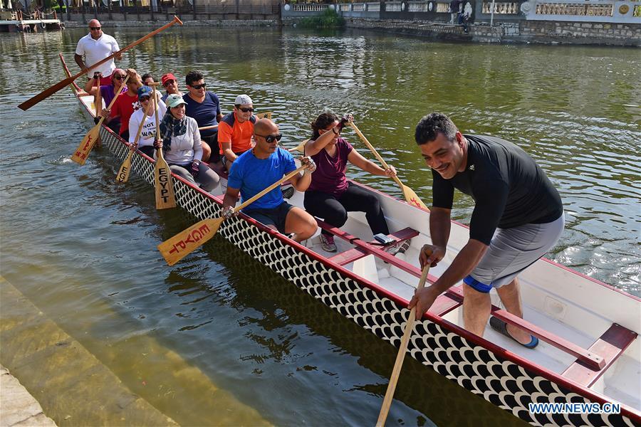 Des bateaux-dragons chinois sur le Nil