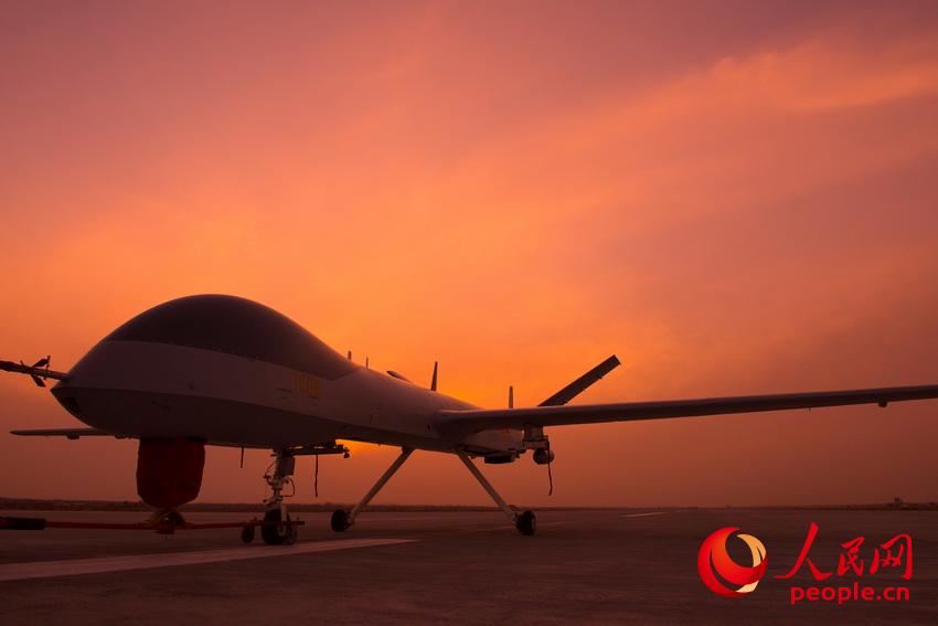 Une formation de drones militaires dans le désert de Gobi