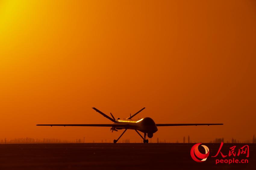 Une formation de drones militaires dans le désert de Gobi