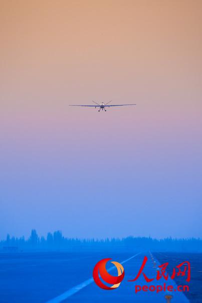 Une formation de drones militaires dans le désert de Gobi