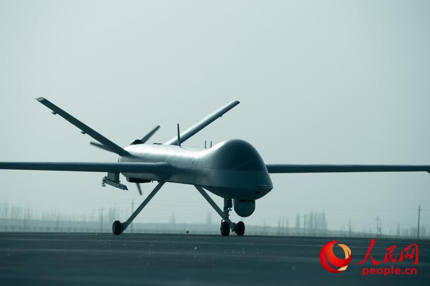 Une formation de drones militaires dans le désert de Gobi