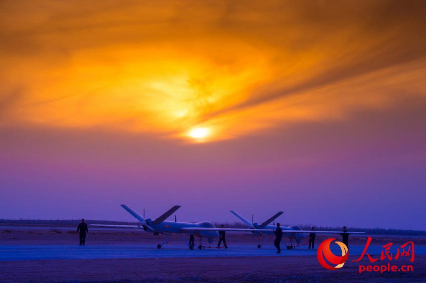 Une formation de drones militaires dans le désert de Gobi