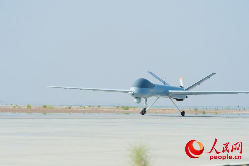 Une formation de drones militaires dans le désert de Gobi