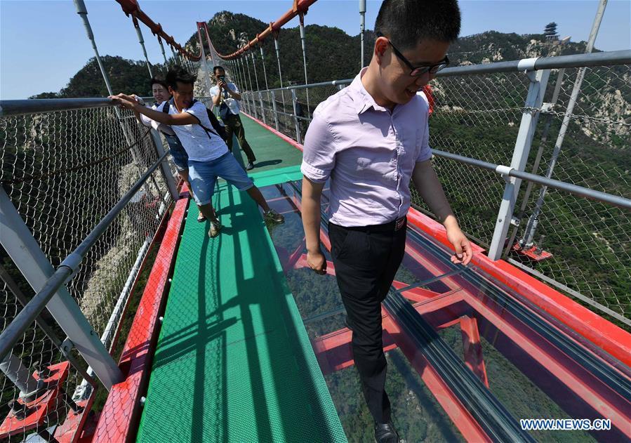 Chine : ouverture d'un nouveau pont suspendu en verre