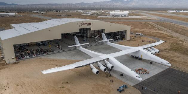 La société américaine Stratolaunch dévoile le plus grand avion du monde, destiné au lancement de fusées