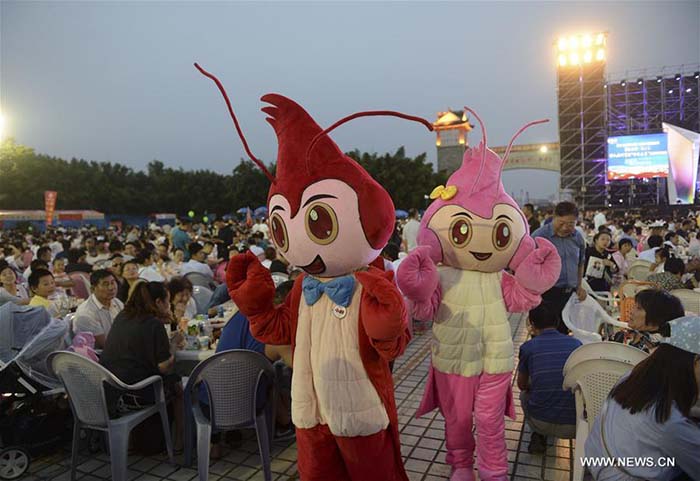 Banquet géant de homards dans l'est de la Chine