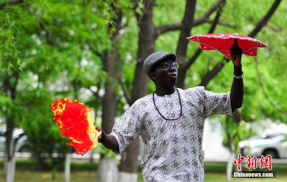 Un Africain adepte de l'opéra folklorique chinois