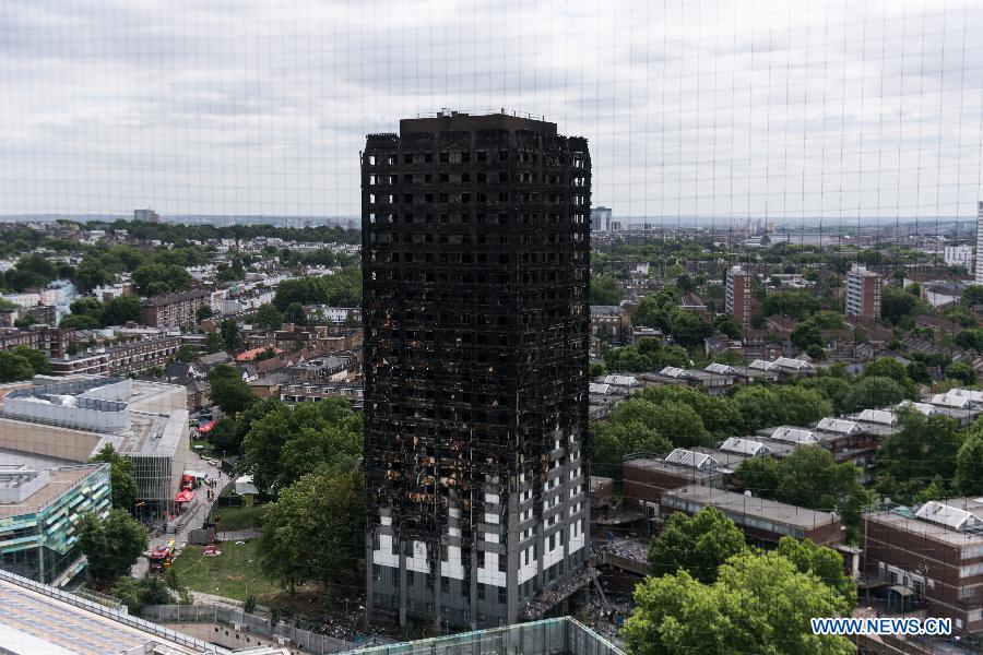 Des manifestants entrent dans la mairie de Kensington et exigent des réponses concernant l'incendie de la tour Grenfell