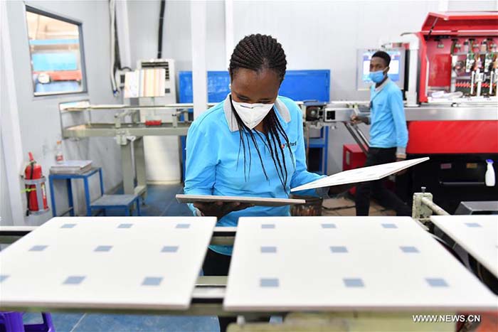 Des jeunes Kenyans dans une entreprise chinoise de tuile 