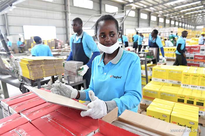 Des jeunes Kenyans dans une entreprise chinoise de tuile 