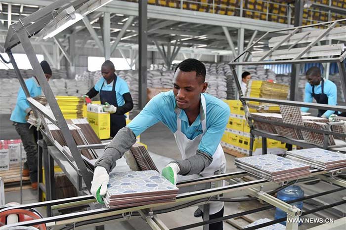 Des jeunes Kenyans dans une entreprise chinoise de tuile 