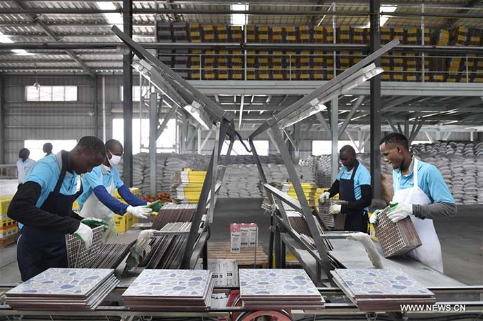 Des jeunes Kenyans dans une entreprise chinoise de tuile 