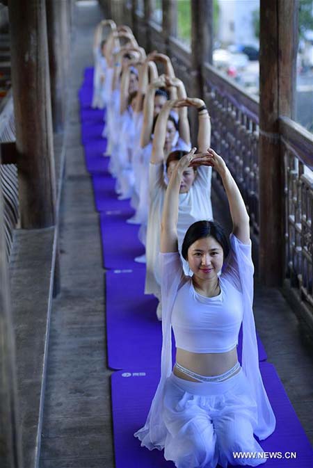 Des amateurs de yoga dans le Hubei