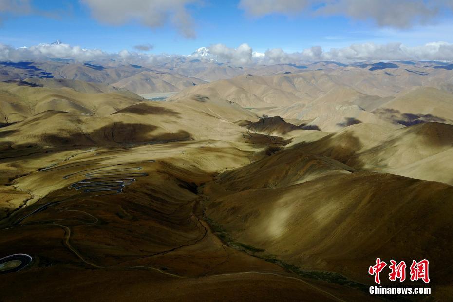 Une route serpentée vers le mont Everest 