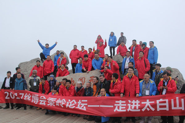 Plus de 100 visiteurs étrangers découvrent le Mont Taibai guidés par le maire de Baoji