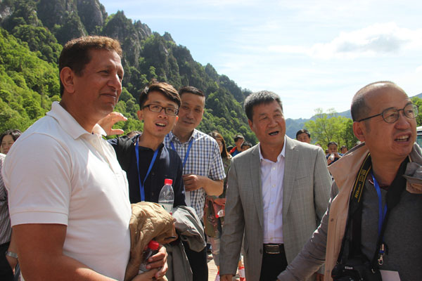 Plus de 100 visiteurs étrangers découvrent le Mont Taibai guidés par le maire de Baoji