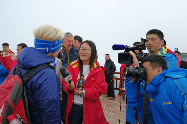 Plus de 100 visiteurs étrangers découvrent le Mont Taibai guidés par le maire de Baoji