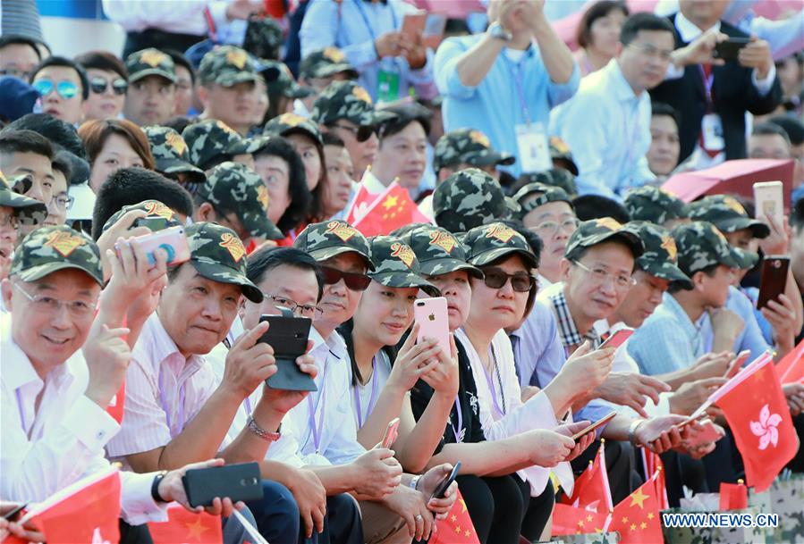 Le président chinois inspecte la garnison de l'APL à Hong Kong