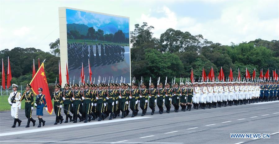 Le président chinois inspecte la garnison de l'APL à Hong Kong