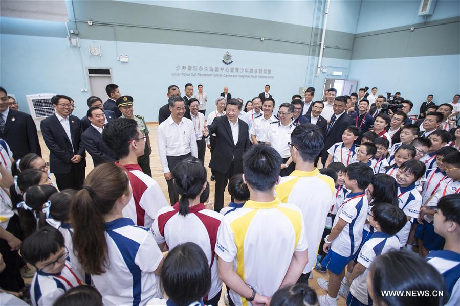 Xi Jinping appelle les jeunes hongkongais à servir Hong Kong et le pays