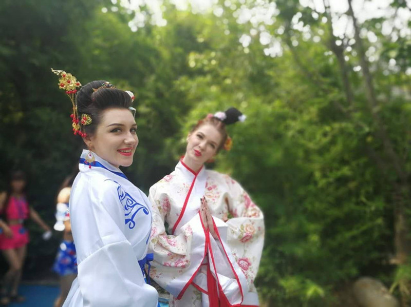 Record du monde Guinness ! Plus de 1 000 participants se baignent ensemble dans les Monts Taibai