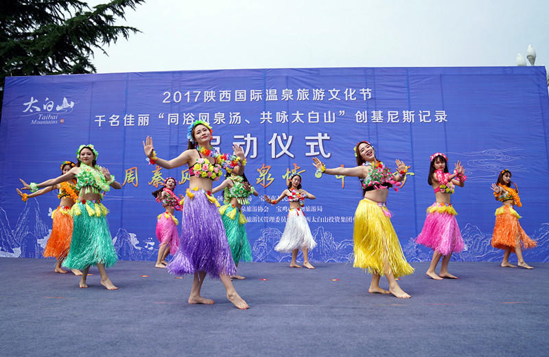 Record du monde Guinness ! Plus de 1 000 participants se baignent ensemble dans les Monts Taibai