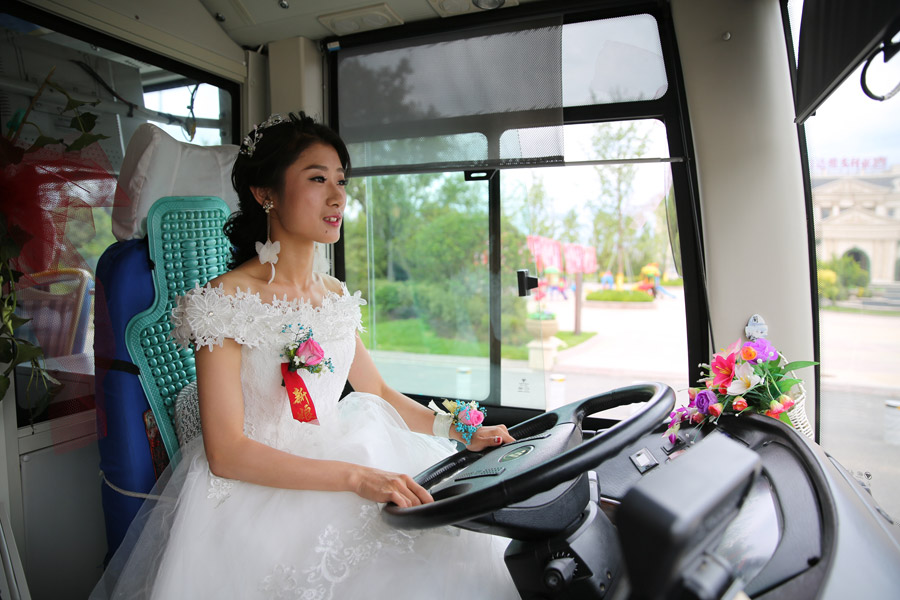 Elle conduit un bus pour se rendre à sa noce