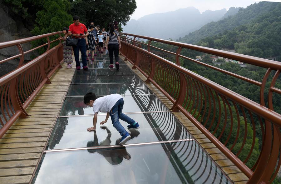 L'impressionnante route de planches du mont Shaohua