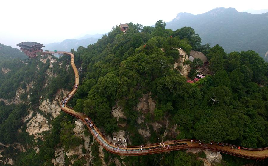 L'impressionnante route de planches du mont Shaohua