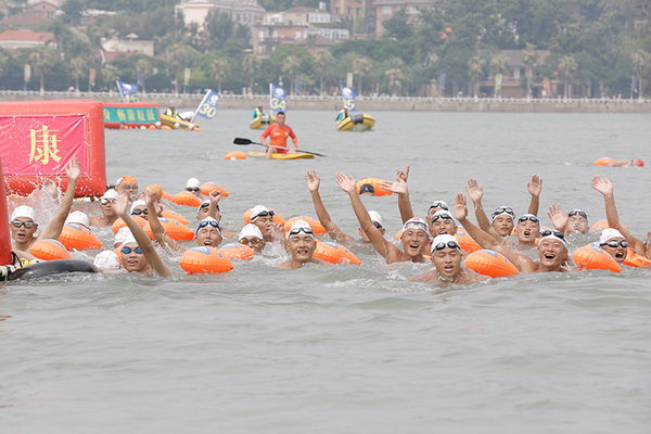 Gulangyu : traversée symbolique à la nage de la baie de Lujiang