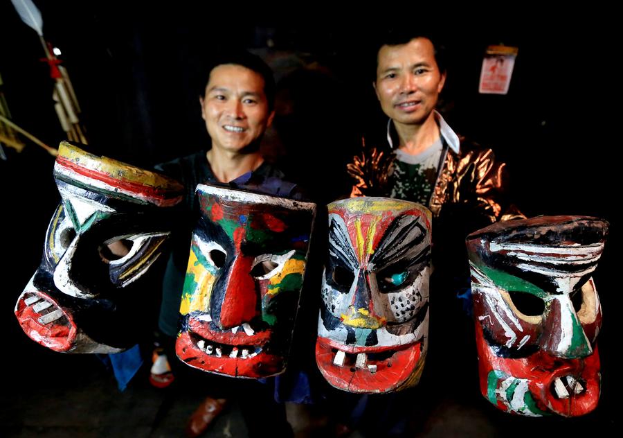 Un artisan miao et le savoir-faire des masques de Manggao