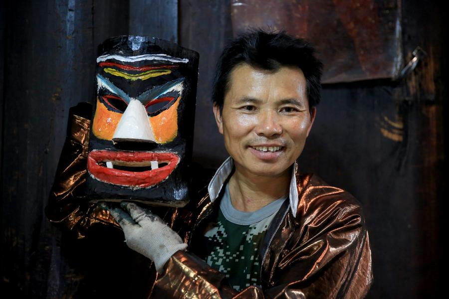 Un artisan miao et le savoir-faire des masques de Manggao