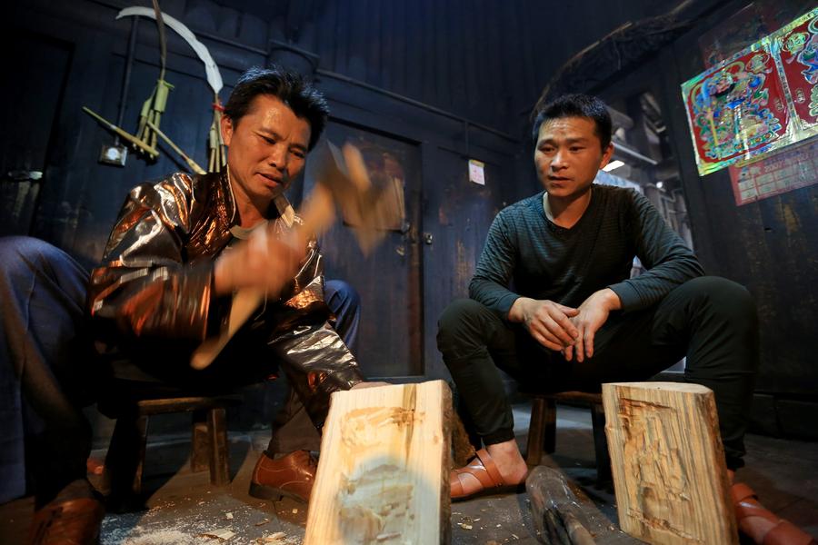 Un artisan miao et le savoir-faire des masques de Manggao