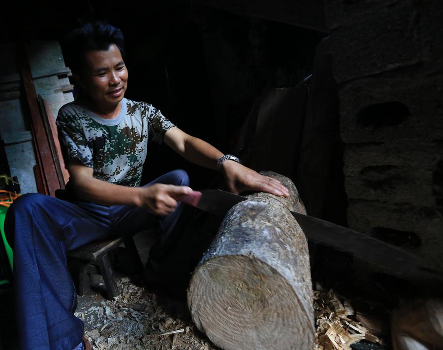 Un artisan miao et le savoir-faire des masques de Manggao