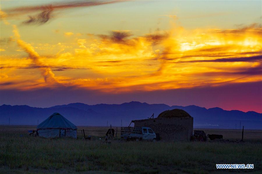 Paysage de la prairie de Barkol au Xinjiang