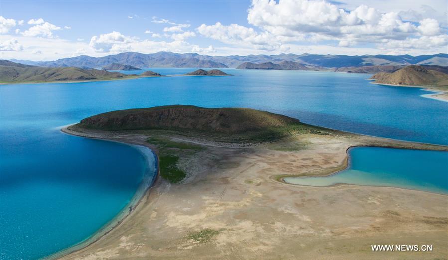 Chine : paysage du lac Yamzbog Yumco à Lhassa