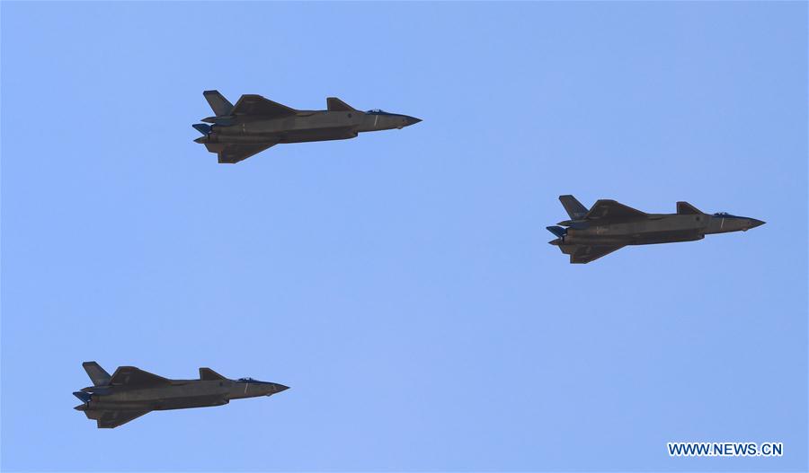 Les chasseurs J-20 et J-16 survolent le défilé du 90e anniversaire de l'APL