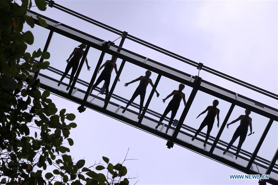 Pratique du yoga sur un pont suspendu